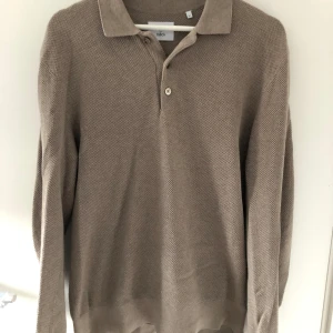 Sweatshirt  - En bege stickad tröja, nyskick ordinarie pris 700