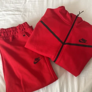 Rött Nike Tech set - Helt Nytt, inte äkta. Passar både XS och S. 1000kr för båda. Kan också sälja separat