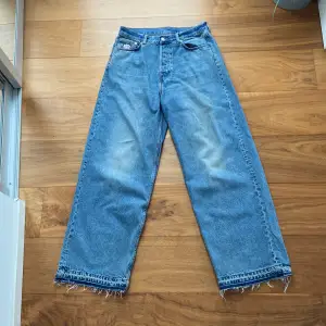 Detta är ett par weekday Astro jeans som jag själv har suttit patches på. Jeansen passar mig som är 2 meter lång🤝 Skick 8/10 pg av lite heeldrag