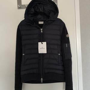 Moncler cardigan i otroligt fint skick. Nästan helt ny och använd enormt sparsamt:) Färgen marinblå och den är i storlek S och sitter bra på dom mellan 170 till 180. Jag väger 63 och är 180cm lång. äkta såklart. hör av dig om du har funderingar☺️