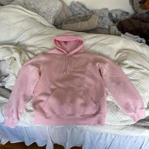 Rosa hoodie från hm  Nopprig på insidan men fin på utsidan  Storlek S men lite större i storleken, så mellan S-M 