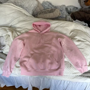 Rosa hoodie  - Rosa hoodie från hm  Nopprig på insidan men fin på utsidan  Storlek S men lite större i storleken, så mellan S-M 