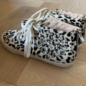Snygga sneakers - Så snygga skor med djurmönster på och dragkedjedetaljer💓passar mig som kan ha 38 också❤️