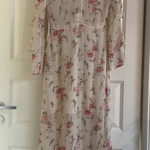 Sommarklänning stl xs - Jättefin långklänning från HM.  Helt ny 