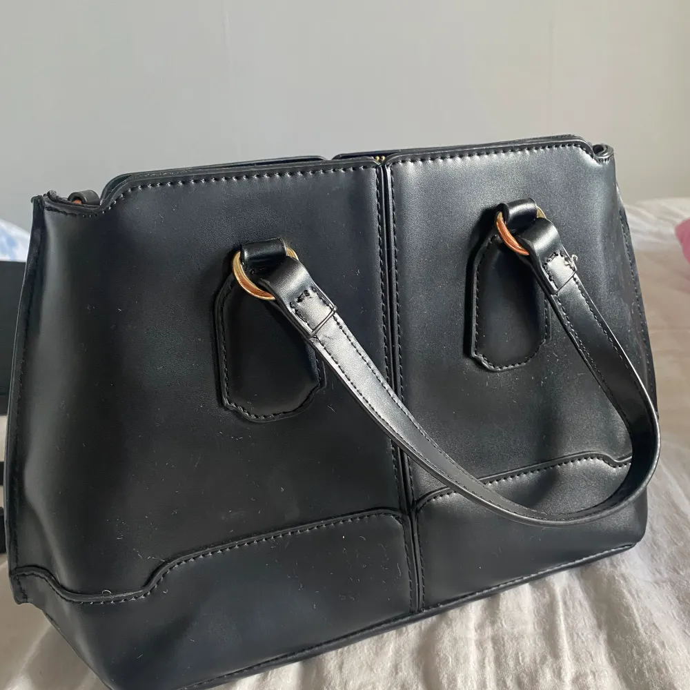 En svart handväska från Zara finns längre band till. Lite skavt på de guldiga detaljerna i botten och på handtaget men annars super fin🥰. Väskor.