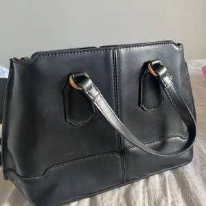 En svart handväska från Zara finns längre band till. Lite skavt på de guldiga detaljerna i botten och på handtaget men annars super fin🥰