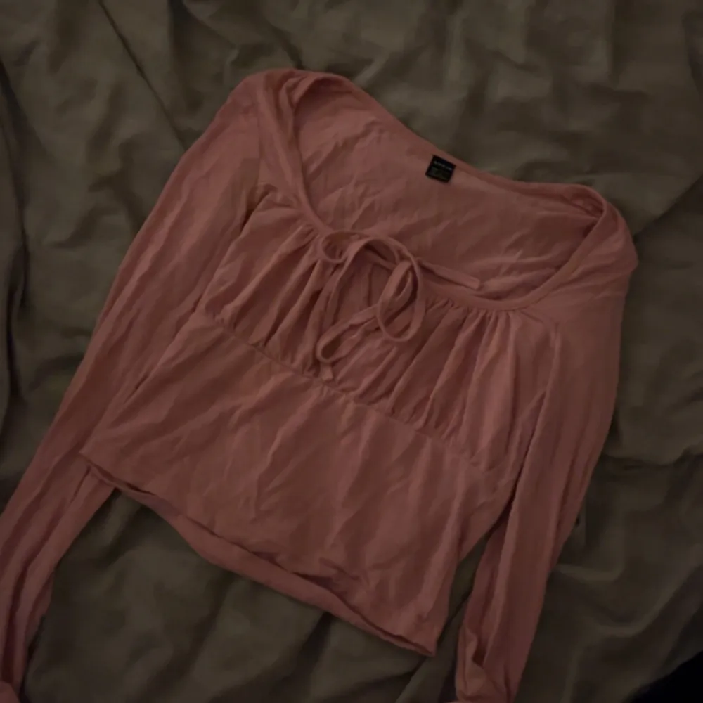 jätte fin rosa tröja från shein passar stl xs. 30:-. Toppar.
