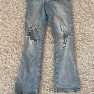 Säljer dessa assnygga jeans från zara då de tyvärr var för små för mig🫶🏼