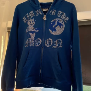  Rhinestone töja  - Intresse koll på min aim to the moon tröja. Fint skick, alla stenar kvar  Nypris 850 pris kan vi diskutera 💕