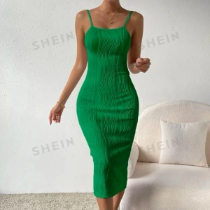 Grön klänning - En jätte fin grön klänning från shein, aldrig använd då den aldrig kom till användning, sitter väldigt fint på kroppen och formar en.💚