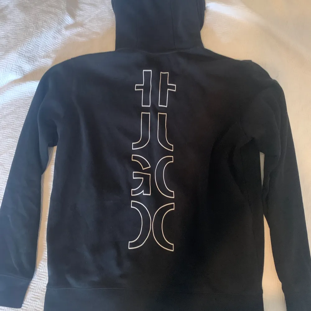 Säljer då det inte är min stil längre. Hoodies.