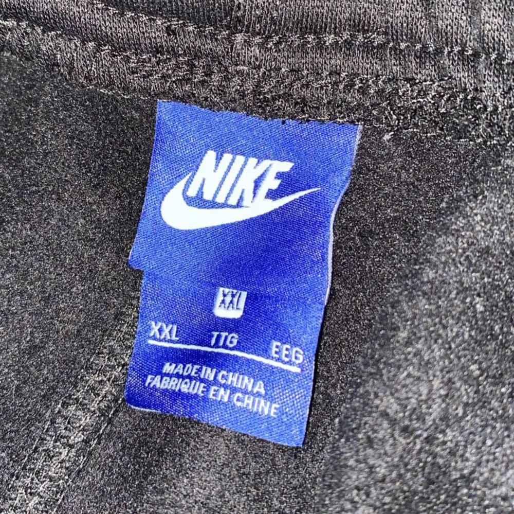 Helt nya Nike byxor oandvända  pris kan diskuteras  den är lite liten i storleken, den passar XL. Jeans & Byxor.