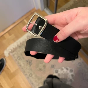 Svart skärp - Tunt svart skärp. Köparen står för eventuell frakt. 💕