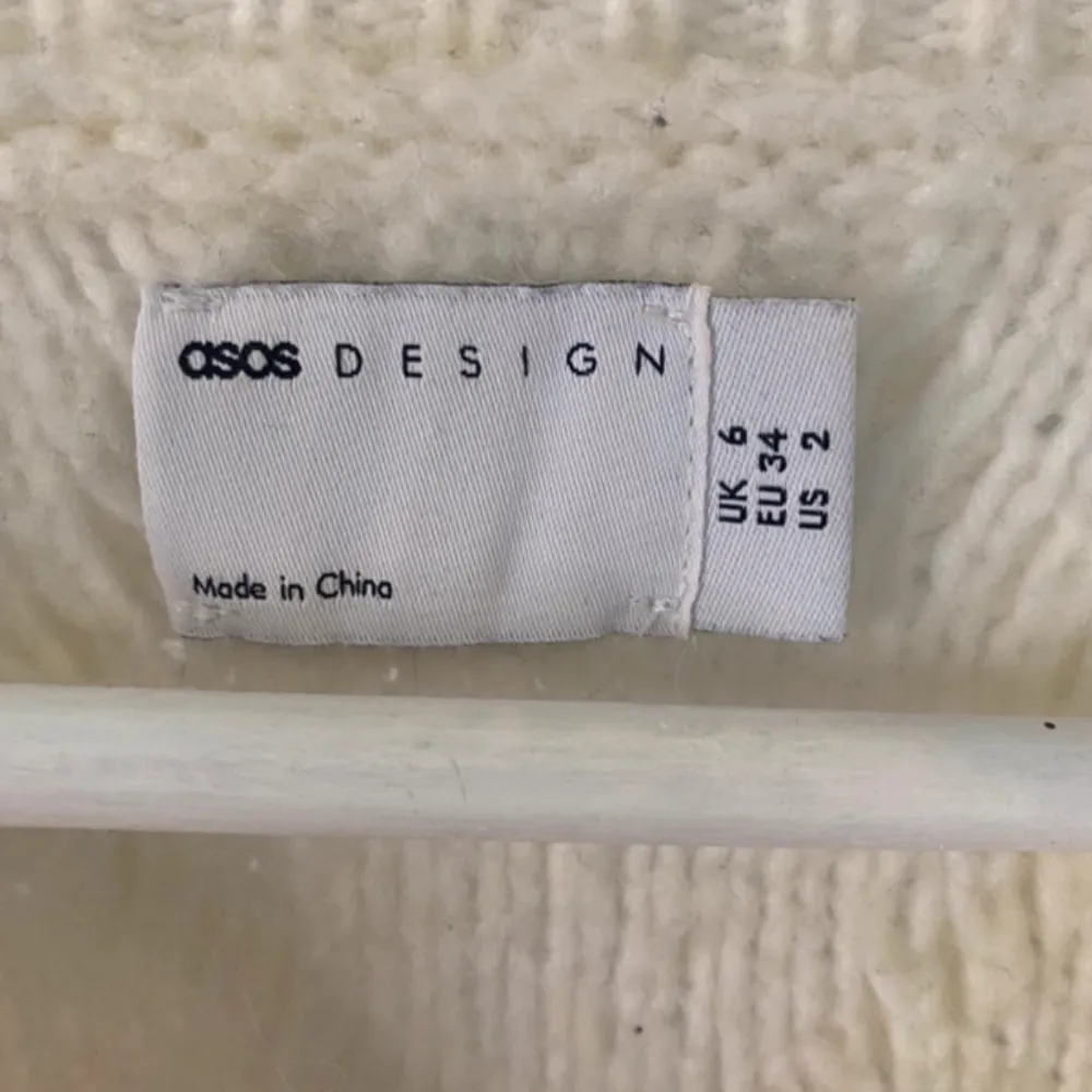 Super fin mjuk kabel stickad tröja från Asos! Använd fåtal gånger. Krämvit . Stickat.
