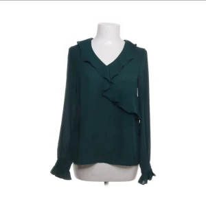 Grön blus  - En jättefin grön blus från Gina tricot i storlek 34. 10/10 skick och aldrig använd på grund av att den inte passar mig. 