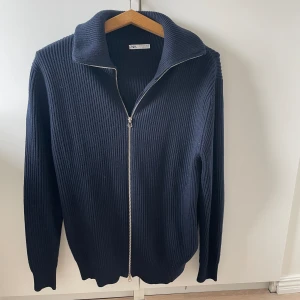 Zara stickad kofta  - Säljer denna riktigt fina Zara koftan, nästintill oanvänd, skick 9/10. Storlek M.  Hör av er vid fler frågor🤝