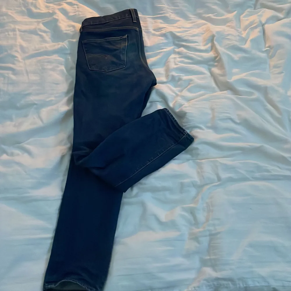 Säljer nu mina Levi’s jeans då de inte passar mig längre. Det är stl W32 L32, de är inprincip nyskick då man knappt ser att de är använda.  Nypris≈1200kr Mitt pris: 290kr. Jeans & Byxor.