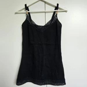 Linne - Jättefint linne med detaljer 💞 strl 36/S med justerbara axelband