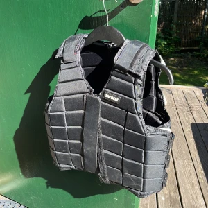 Ridväst   - Ridväst från jacson använd fåtal gånger säljer på grund av att jag har slutat rida, okej skick storlek 14 år junior xxl 