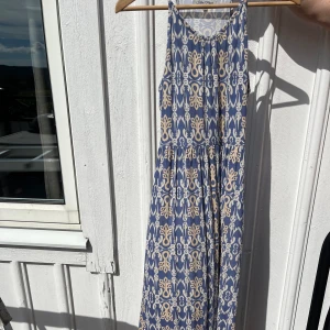 Sommarklänning - En fin sommarklänning som är använd ett fåtal gånger. Den passar dig som brukar använda Xs. Den ända defekten är att vi sytt om axelbanden till lite kortare 💗