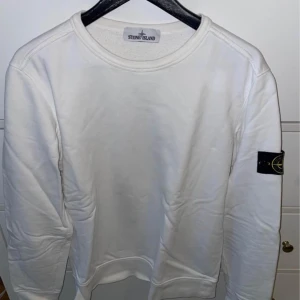 Stone island tröja - Riktigt fin tröja säljs då den inte kommer till någon använd, storlek M passar även L. Pris kan diskuteras vid snabb affär 🤝🏼
