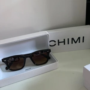 CHIMI glasögon  - Detta är ett par CHIMI’s, model 02 som är använda endast en gång. Nypris 1250kr, kommer inge längre till användning hemma. Man får med box och allt som ingick i orginalförpackningen.