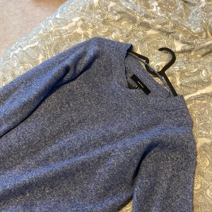 Stickad tröja  - stickad tröja ifrån veromoda, inte så använd, strl M💓