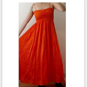 Långklänning  - Helt ny med lapparna kvar. Storlek 36/38. Sååååå fin till sommaren! Använd gärna ”Köp nu” om du vill köpa.