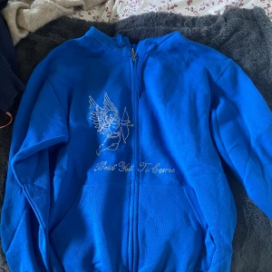 Best yet to come - Säljer min rhinestone hoodie från best yet to come som aldrig är använd. Den är i storlek s och i nyskick