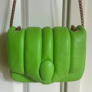 wosstore axelremsväska - Superfin axelremsväska som är köpt på WOSstore för något år sedan, i väldigt bra skick då den knappt är använd! Nypris 900kr