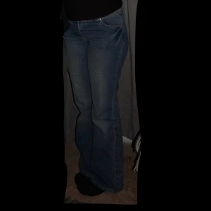 Lowaist Jeans - Blåa trendiga flared jeans. Dom är i bra skick och riktigt sköna. 