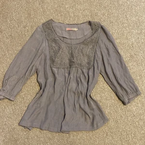 Lila blus - Jättesöt blus i storlek S, superskönt material och bra passform. Den är i mycket bra skick. 