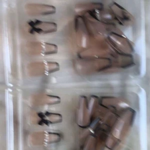 Den är fin - Den är jätte fin. Den har lim och nagelfil som man får med när man köper 