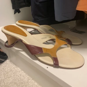 Klackskor  - Skor köpta på sellpy. Bra skick  Stl 40