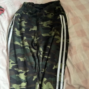 Byxor - Kamouflagefärgade mjukisbyxor