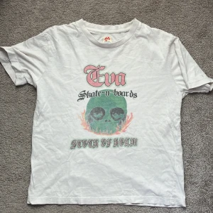 Eva skatetisha - Tja, säljer snygg tisha av märket Eva. Använda men har mer att ge!