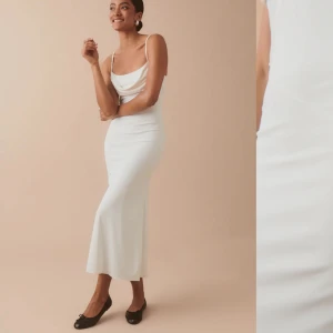 Klänning - Säljer denna fina klänning från Gina Tricot, endast testade, SOM NY och inga defekter🩷 Köpte sen i mars men har tyvärr aldrig kommit till användning.  Ny pris: 500kr och slutsåld på hemsidan🩷