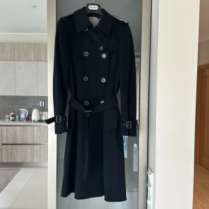 Max Mara kappa - Mammas gamla kappa, ordinariepris 14000kr. Säljer för ett riktigt bra pris. Påse för förvaring av kappan medföljer så den håller bättre. Har lågt pris för en snabb affär