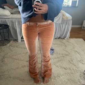 BDG jeans - Säljer dessa coola manchester byxor från BDG urban outfitters. De är såå sköna och najs färg nu i sommar :) 🧡💛Jag är 162 och längden är perfekt!! Midjemått: 82cm