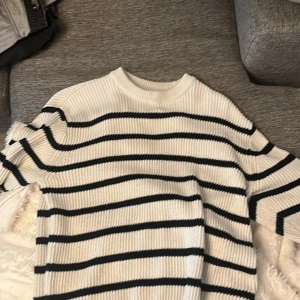 Stickad Zara tröja - Säljer nu min stickade tröja från Zara. Den är använd men den är fortfarande i väldigt gott skick.