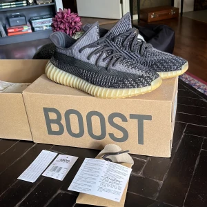 Yeezy 350 V2 Carbon - Har bara gått i dem några gånger. Annars riktigt bra skick. Vill bara bli av med dem så jag säljer dem relativt billigt.