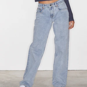 Motel Rocks jeans - Säljer mina Motel Rocks low waist parallel jeans i stl S (W29 L31). Sitter jättebra och bra kvalitet. Använda sparsamt. 