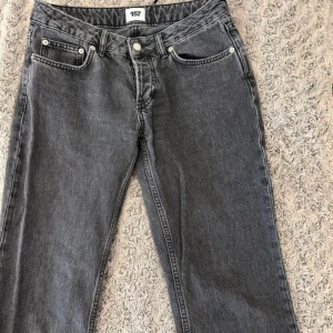 Lager 157 - Säljer dessa lågmidjade snygga jeansen från Lager 157 i modellen ”Ikon” då jag inte använder de längre. De har börjat gå lite hål i grenen men de är enkelt att sy, därav att priset går ner! 🩷