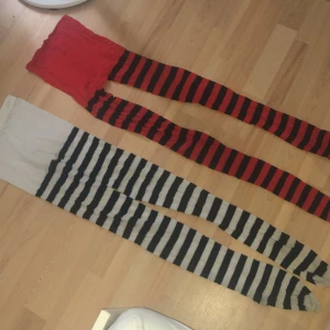 Röda & Vita strumpbyxor  - Säljer båda dessa strumpbyxorna för 60kr styck, 100kr för båda!💕 (säljer för att har använt de få gånger)