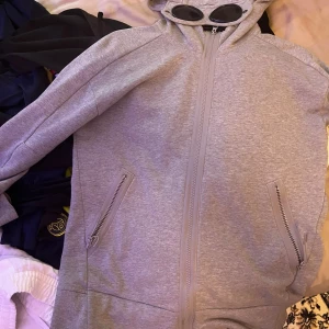 CP Company Hoodie  - Jättebra skick  Storlek M, passar även S Nypris 3150 Möta upp i Göteborg  Kan frakta om köparen står för frakten.