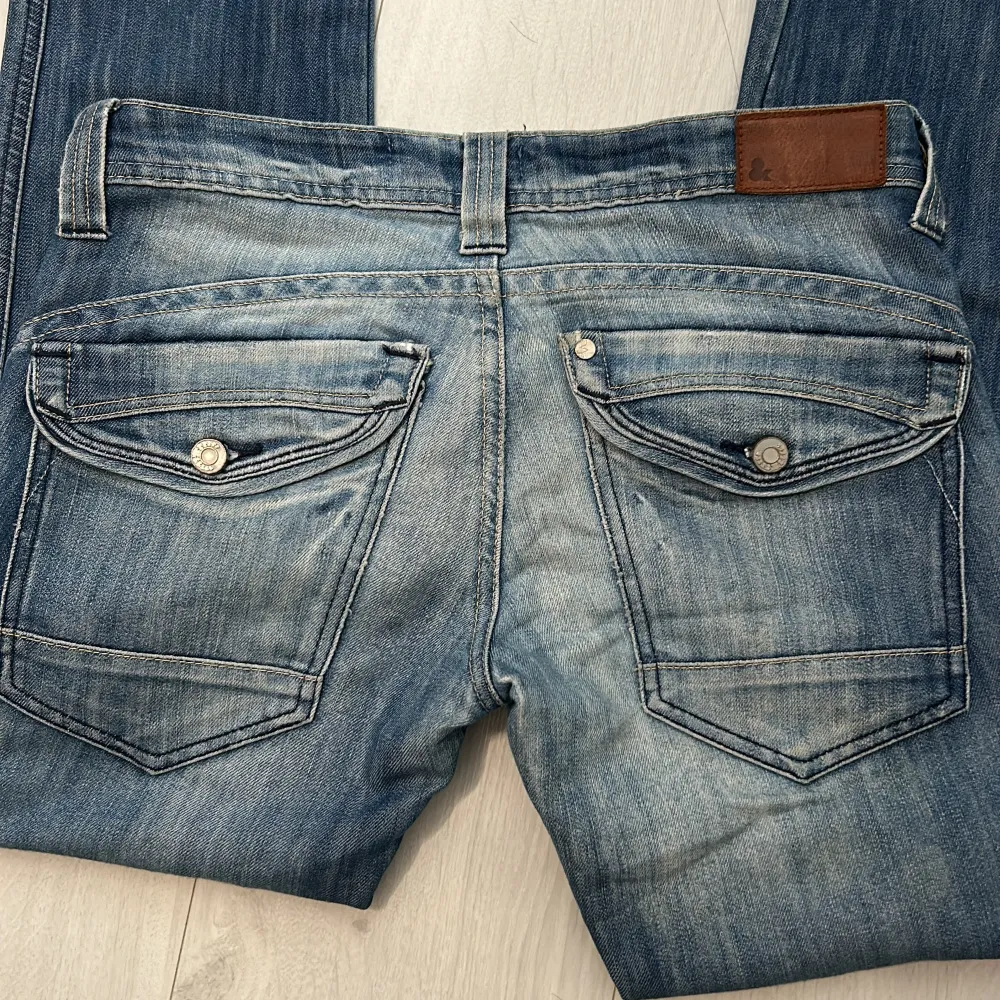 Säljer dessa lågmidjade jeans med supersnygga detaljer som ni kan se på bilderna. Inga deffekter eller liknande. Säljer pga de inte kommer till användning längre🫶. Jeans & Byxor.