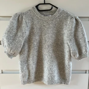 grå stickad t-shirt - säljer min gråa stickade t-shirt från na-kd i storlek M men sitter mer som en S, nästan aldrig använd, väldigt fint skick. skriv för fler bilder! pris kan diskuteras, köparen står för frakten