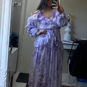 Ljuslila klänning - Slutsåld klänning från Asos design! Aldrig använd då jag råkade köpa dubbletter! Säljer därför denna klänning i både storlek 36 och 38. Perfekt till midsommar🌷Nypris 710kr💜