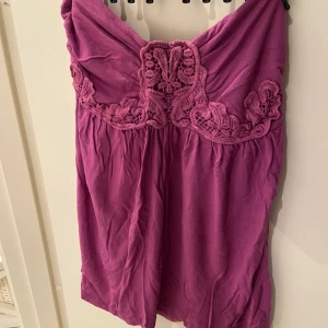 Topp utan band - Snyggaste lila toppen utan band❤️ Perfekt för en snygg sommarbränna.  Den är från Gina Tricot i stl M men den är som xs/s.  Superfint skick🌹