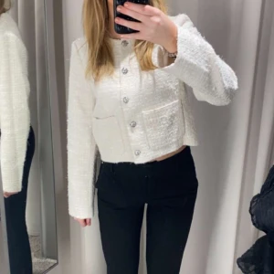 Vit kofta - Vit kofta från zara, silvriga knappar. Den är i bra och varmt material så man kan ha den som jacka också👌🏼💕